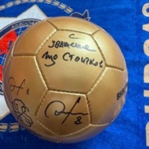 Разиграват футболна топка, подписана от Христо Стоичков, на благотворителен търг в Бургас