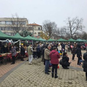 Вкусна храна и много настроение на традиционния кулинарен базар в Карнобат