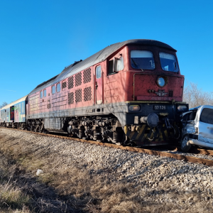 Влак удари кола в Добричко, има пострадали