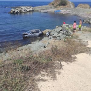 Кола падна от 20 метра в морето край Лозенец/снимки/