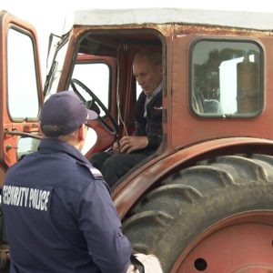 Полицаи хванаха трактор на плажа на „Вромос“, докато проверяваха каравани /снимки/