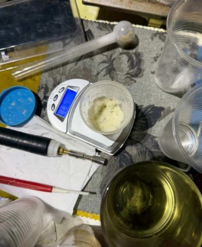 Полицията откри метамфетамин и течен наркотик при акция в бургаския кв. „Победа“ /снимки/