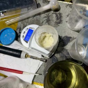 Полицията откри метамфетамин и течен наркотик при акция в бургаския кв. „Победа“ /снимки/