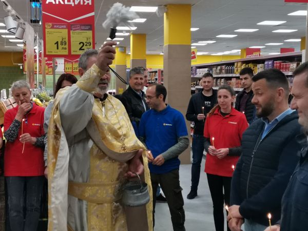 Отец Петър от храм „Св. Св. Кирил и Методий“ в Бургас освети новия магазин на T MARKET